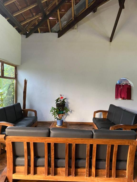 Ruang duduk di Andasibe Sifaka Lodge