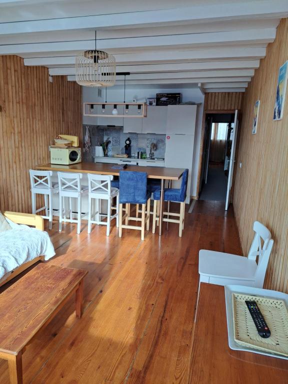 une cuisine et une salle à manger avec une table et des chaises dans l'établissement Logement 48m2- 2 chambres, à Orcières