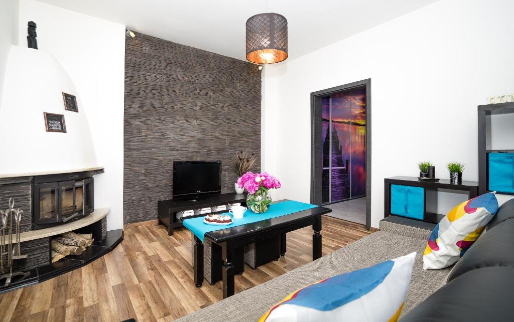 Televízia a/alebo spoločenská miestnosť v ubytovaní Apartament Sopot Kamienny Potok