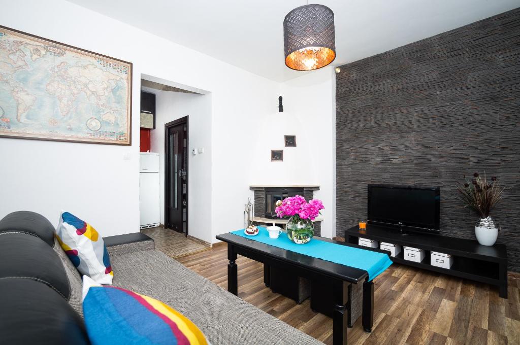 Televízia a/alebo spoločenská miestnosť v ubytovaní Apartament Sopot Kamienny Potok