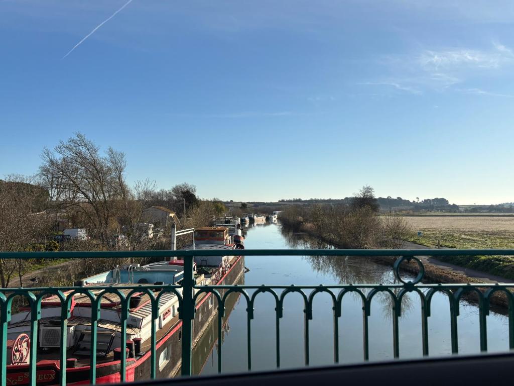 a view of a river from a bus at Villa Pour 6pers, 10 min des plages, proche Aéroport Beziers et autoroutes in Villeneuve-lès-Béziers