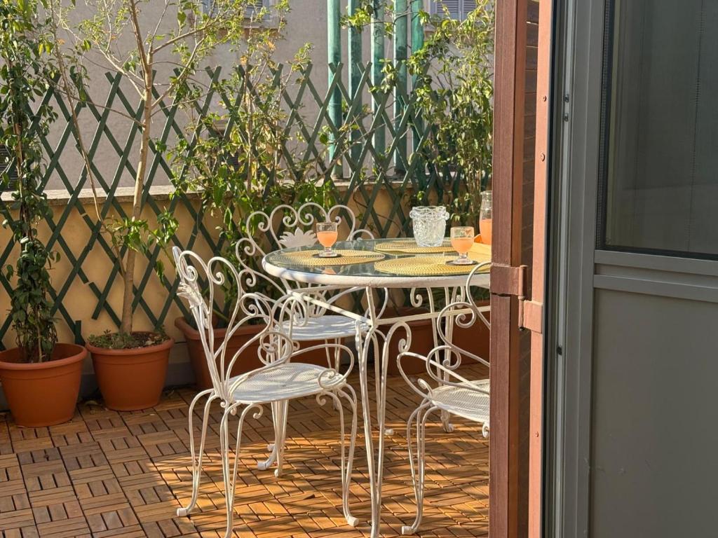 Terrace & 1930s Charm - Vatican Walk