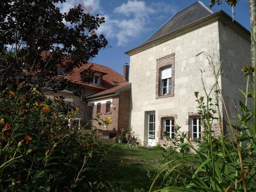 an old brick building with a roof at Gîte à la ferme in Renansart