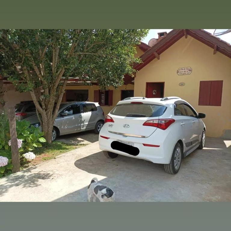 a white car parked in a parking lot at Villa de Chino in Monte Verde