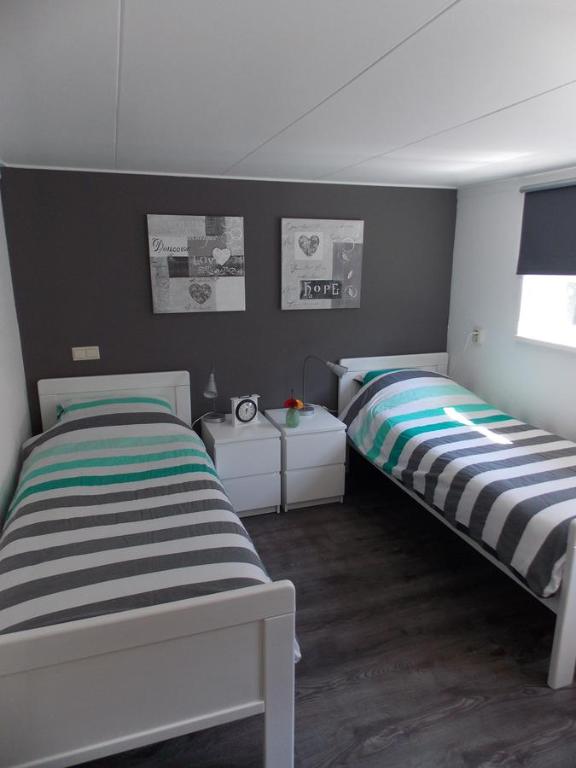 Bed and breakfast de Boerderij - Twin Room With Private External Bathroom