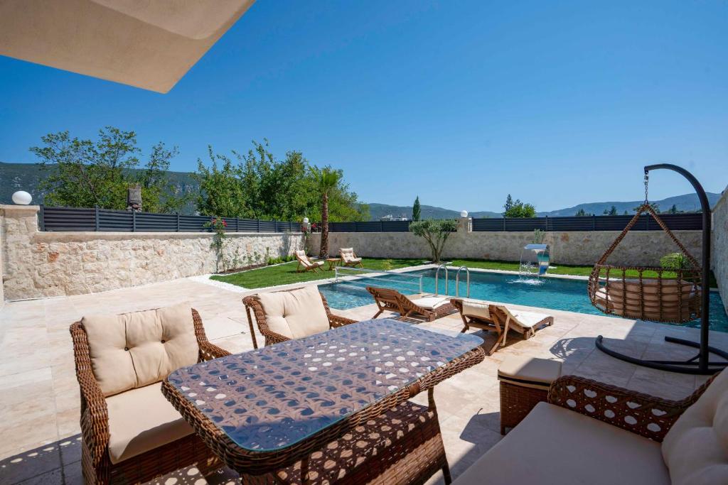 Bazén v ubytování Casa Meis Villas & ESCAPES nebo v jeho okolí