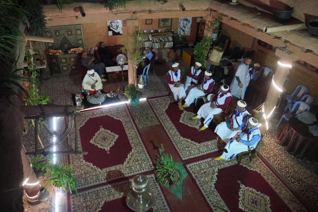 Asiakkaita majoituspaikassa Medina vibes