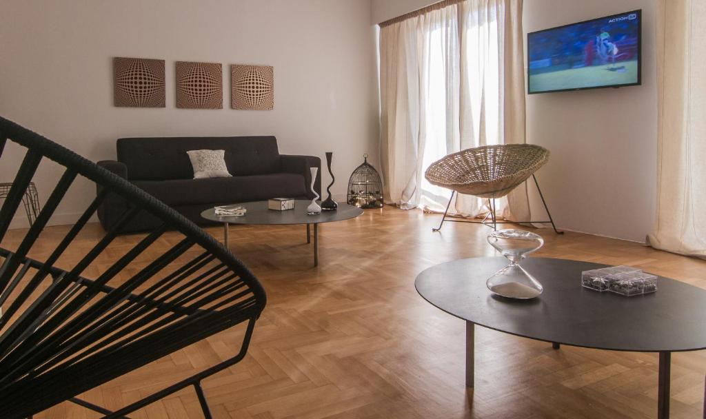 雅典的住宿－ABA公寓2號，客厅配有沙发和2张桌子