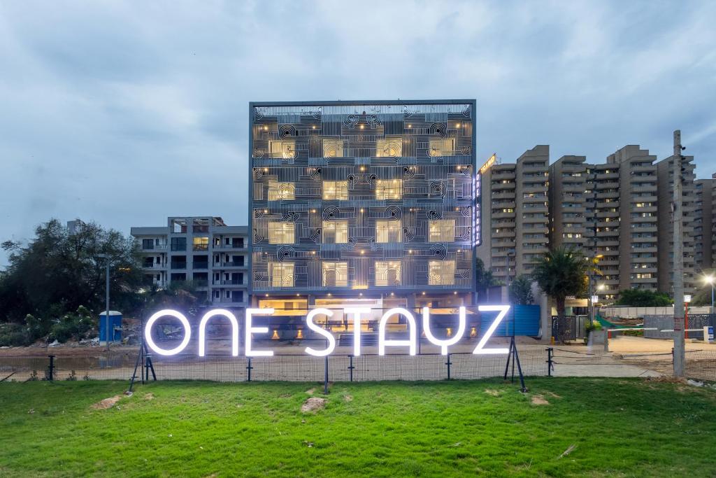 un edificio con un cartello che dice che si può restare di One Stayz a Gurgaon