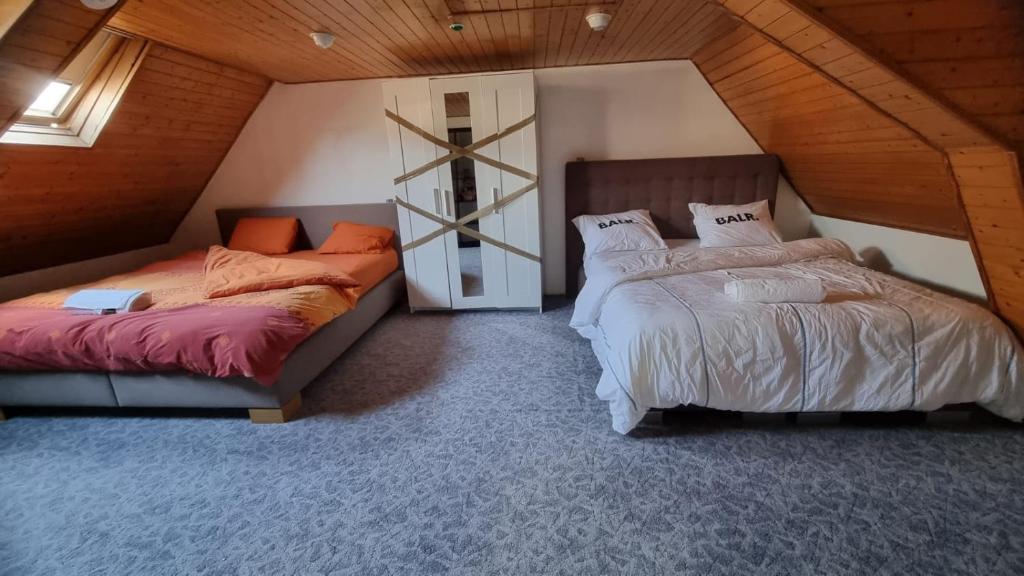 Postel nebo postele na pokoji v ubytování ANTWERPSESTRAAT Tomorrowland in Boom