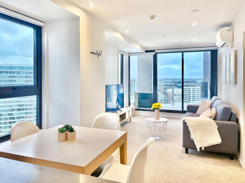 High-Floor 2BR Apt Sky Tower view AC Pool Gym - Resim 9