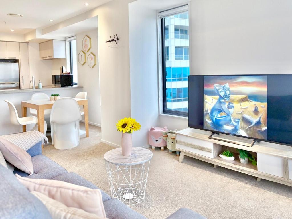 High-Floor 2BR Apt Sky Tower view AC Pool Gym - Resim 10