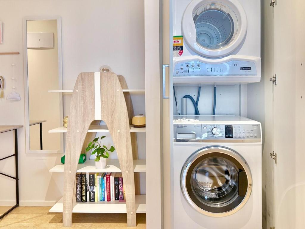 High-Floor 2BR Apt Sky Tower view AC Pool Gym - Resim 11