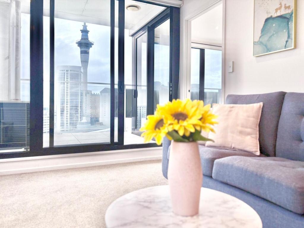 High-Floor 2BR Apt Sky Tower view AC Pool Gym - Resim 13