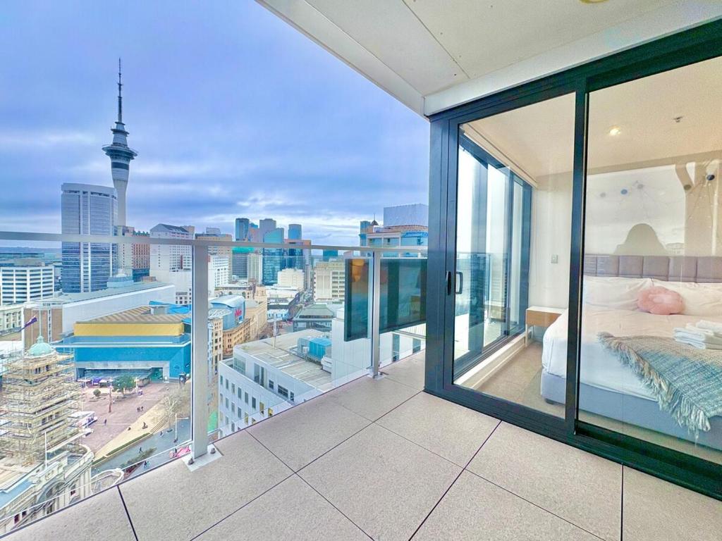 High-Floor 2BR Apt Sky Tower view AC Pool Gym - Resim 16