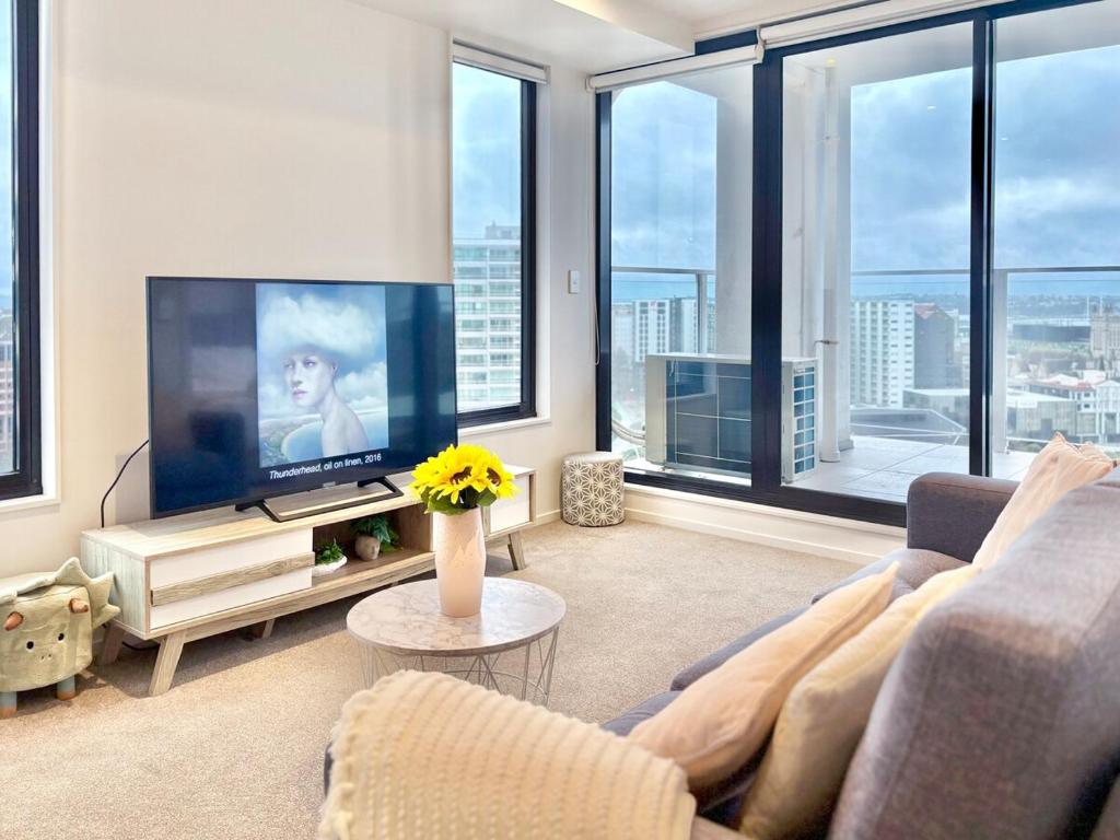 High-Floor 2BR Apt Sky Tower view AC Pool Gym - Resim 17