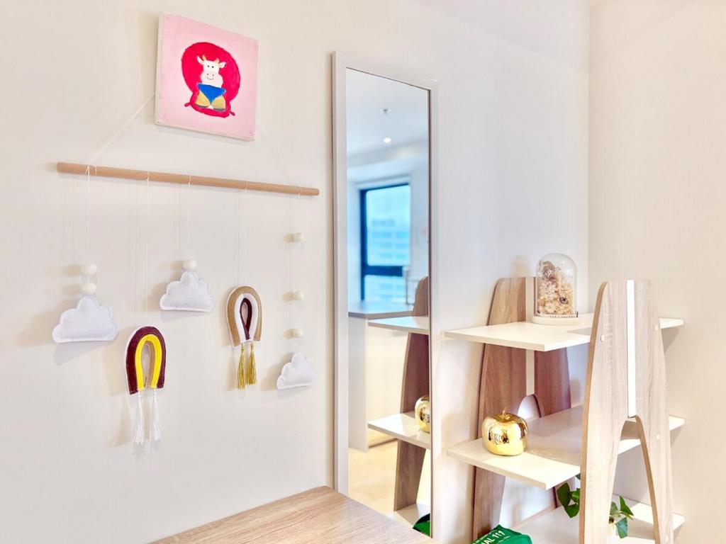 High-Floor 2BR Apt Sky Tower view AC Pool Gym - Resim 18