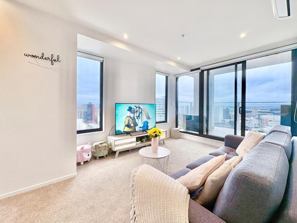 High-Floor 2BR Apt Sky Tower view AC Pool Gym - Resim 25