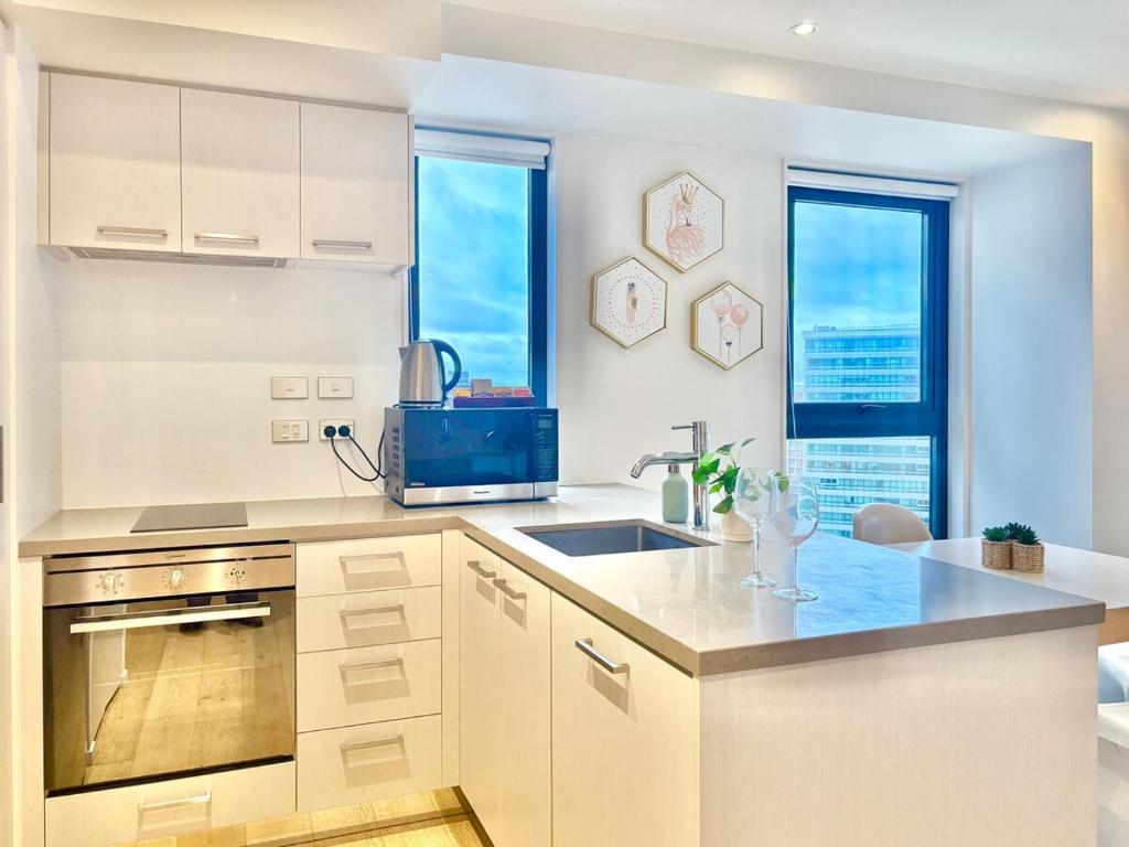 High-Floor 2BR Apt Sky Tower view AC Pool Gym - Resim 27