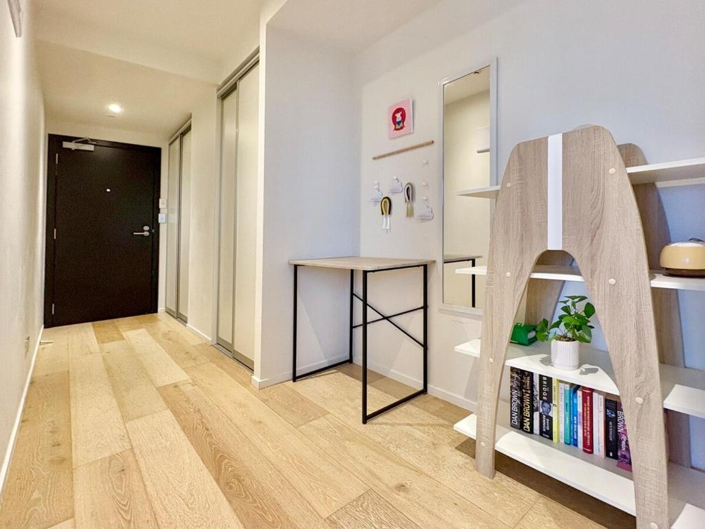 High-Floor 2BR Apt Sky Tower view AC Pool Gym - Resim 28