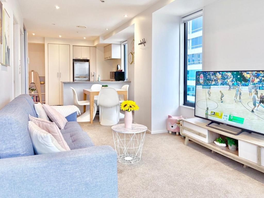 High-Floor 2BR Apt Sky Tower view AC Pool Gym - Resim 29