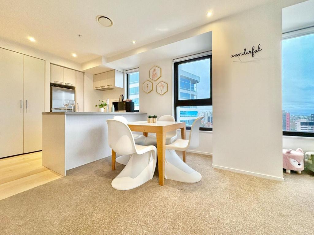 High-Floor 2BR Apt Sky Tower view AC Pool Gym - Resim 32