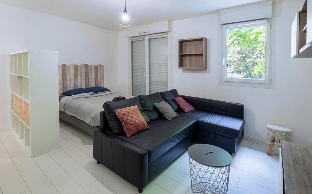 Χώρος καθιστικού στο Parisian Chic & Spacious Studio with Parking
