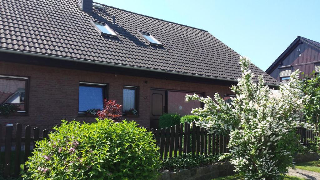 a house with a wooden fence in front of it at Ferienwohnung Fiehn in Schwedt