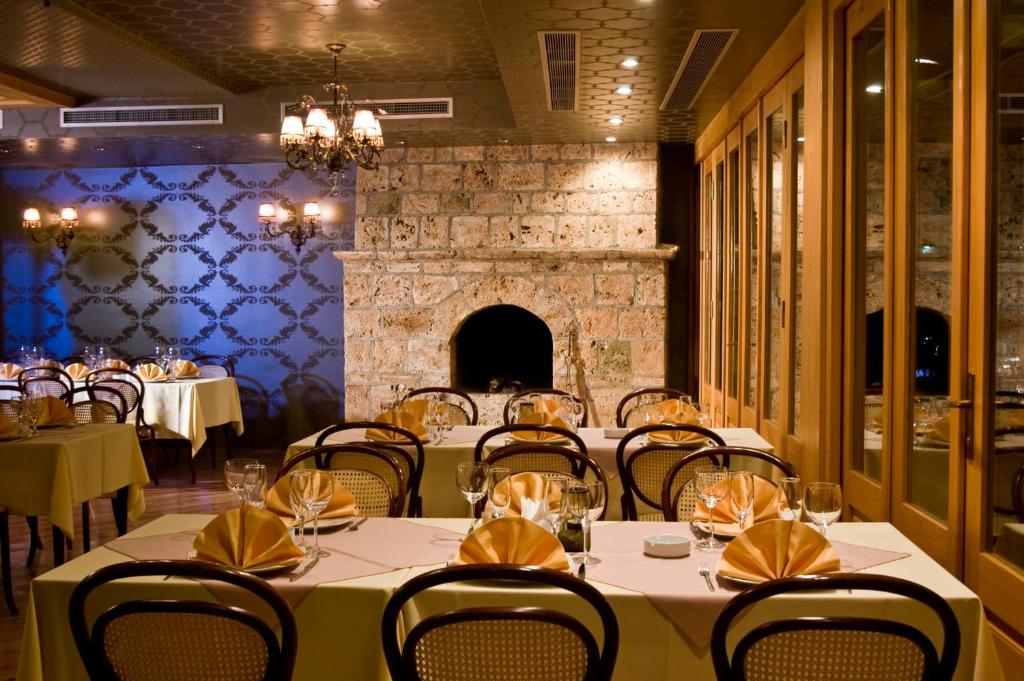 Restaurace v ubytování Hotel Çarshia e Jupave