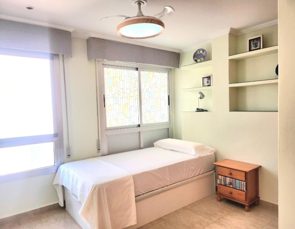 Un dormitorio con una cama grande y una ventana en Room Lidón Center 2, en Castellón de la Plana