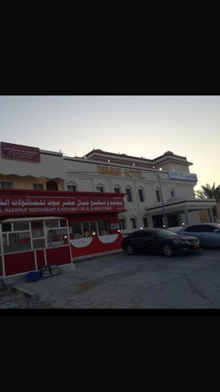 a building with a car parked in front of it at فندق ثمريت in Thamarīt