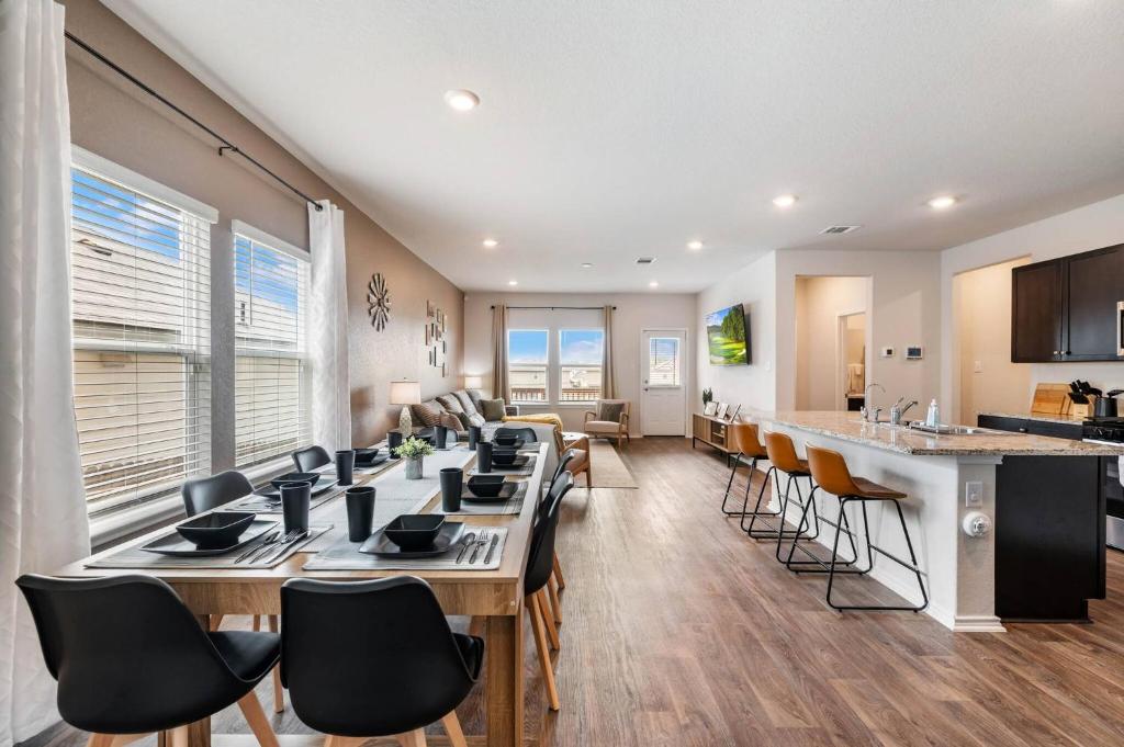 Kuchyň nebo kuchyňský kout v ubytování Modern Western 5BR Retreat! BMT SeaWorld Riverwalk Alamo