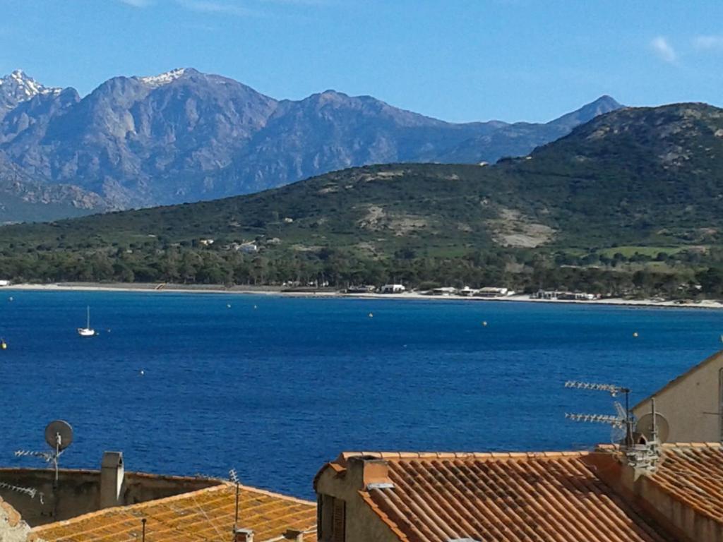 een uitzicht op een grote hoeveelheid water met bergen bij Casa di a Murza in Calvi