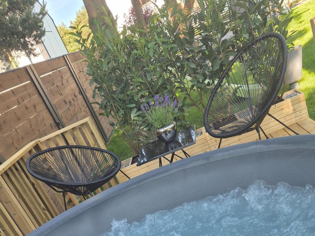 Vonkajšia záhrada v ubytovaní Nowoczesne Domki Sosnowa Przystań w Rozewiu z Jacuzzi