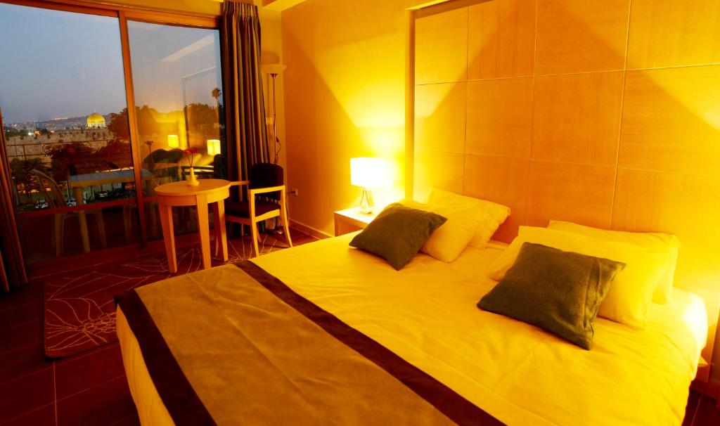 Postel nebo postele na pokoji v ubytování Holy Land Hotel