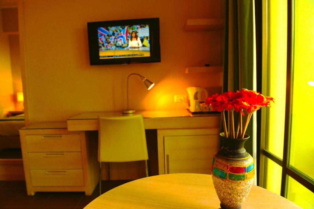 TV a/nebo společenská místnost v ubytování Holy Land Hotel