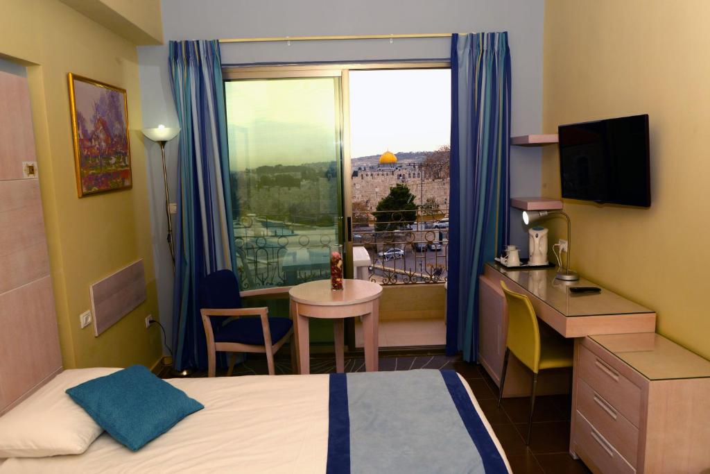 Postel nebo postele na pokoji v ubytování Holy Land Hotel