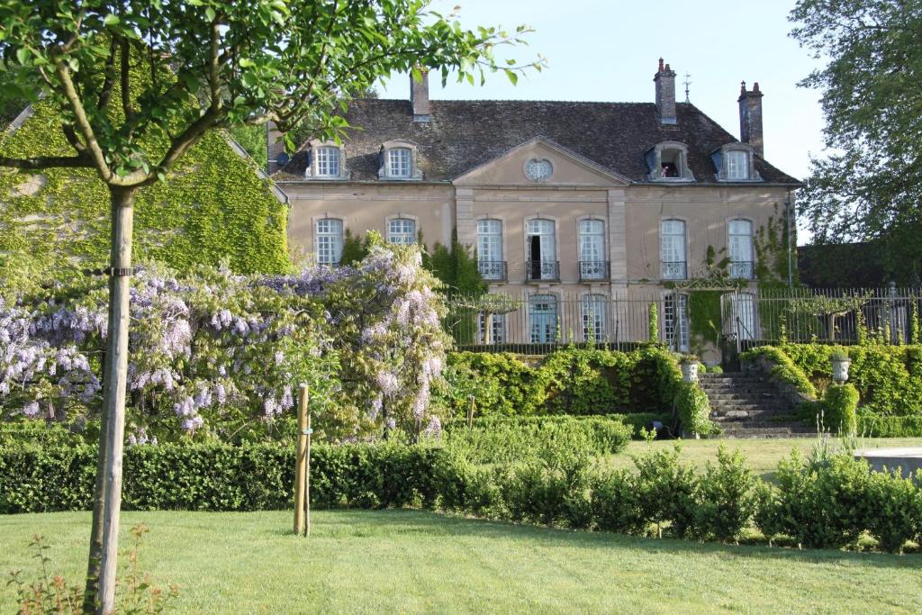 een oud huis met een tuin ervoor bij Chateau de Villette in Poil