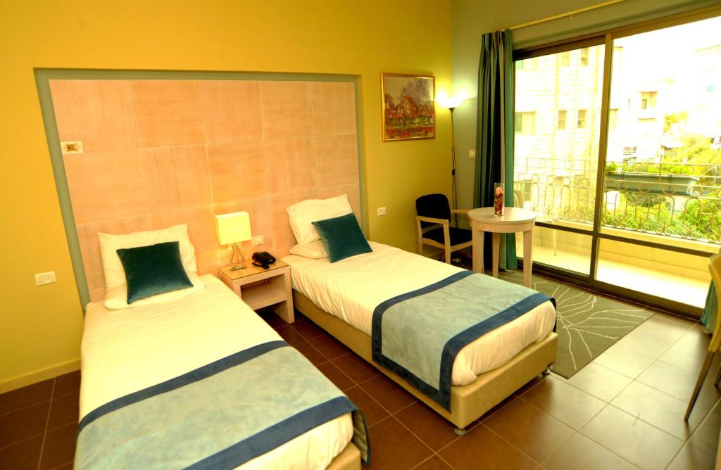 Postel nebo postele na pokoji v ubytování Holy Land Hotel
