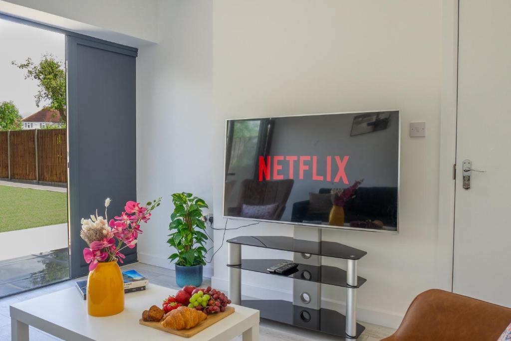 TV a/nebo společenská místnost v ubytování Super Comfy 7-Bed House near The Great Barn Harrow with 3 Private Parking
