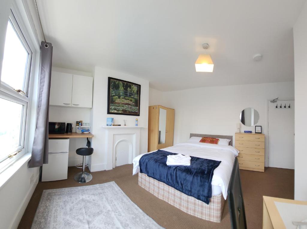 a bedroom with a bed and a desk in it at Oxford Exclusive Room Art in Oxford