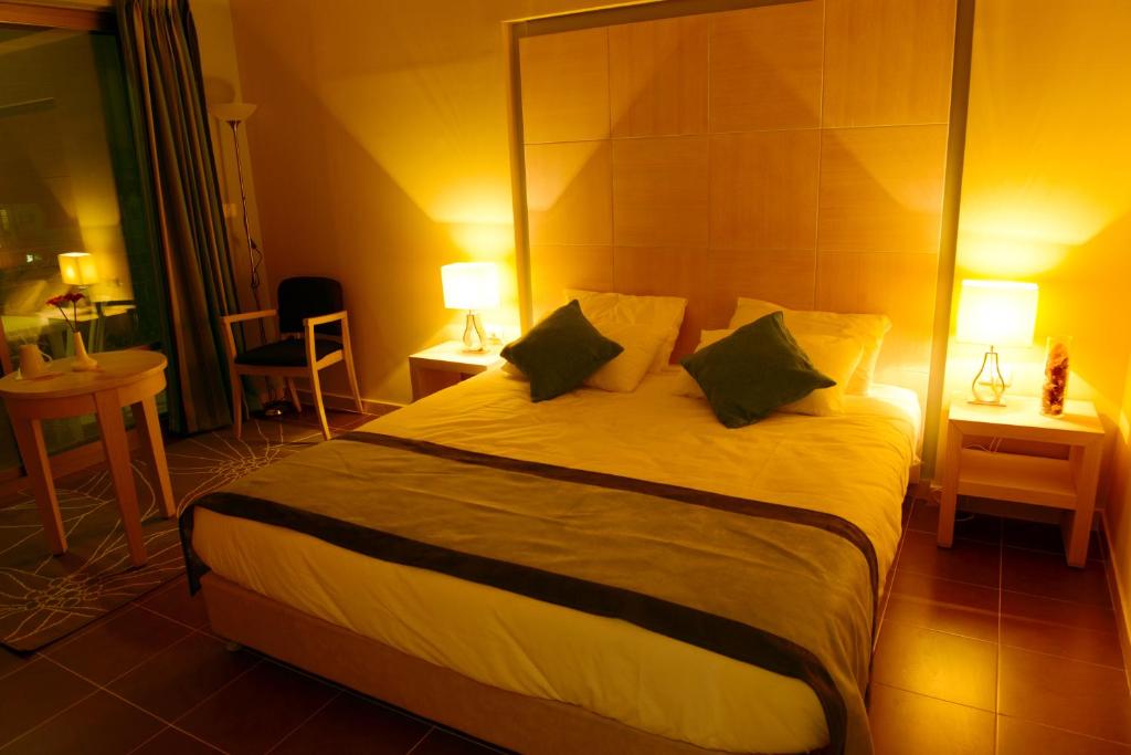 Postel nebo postele na pokoji v ubytování Holy Land Hotel