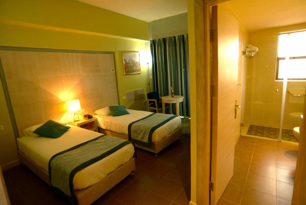 Postel nebo postele na pokoji v ubytování Holy Land Hotel