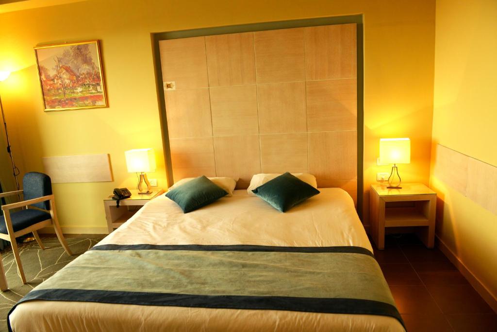 Postel nebo postele na pokoji v ubytování Holy Land Hotel