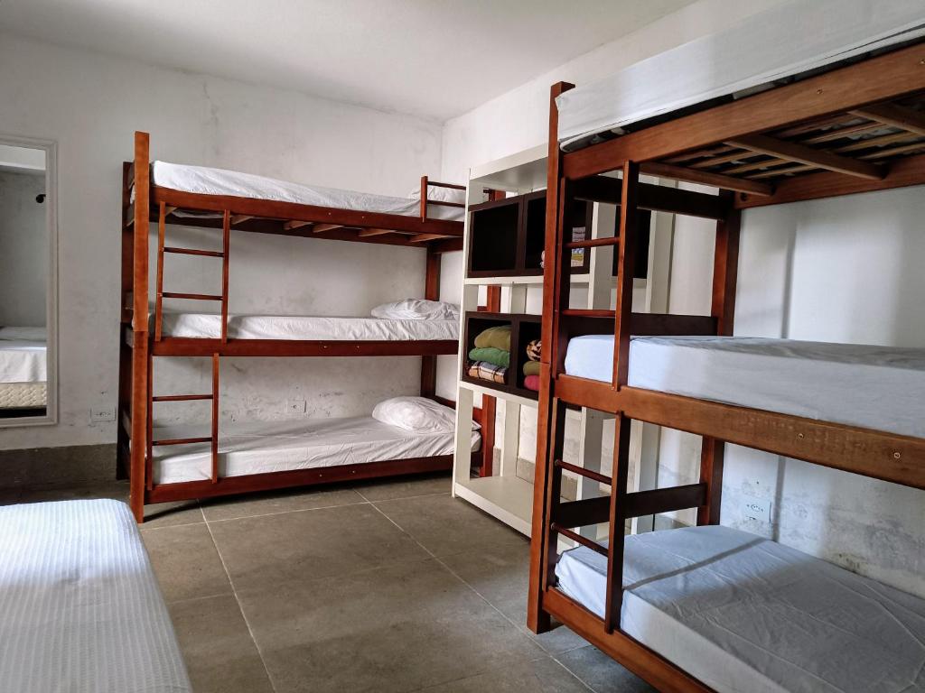 Habitación con 3 literas y TV. en Da Vila, en São Paulo