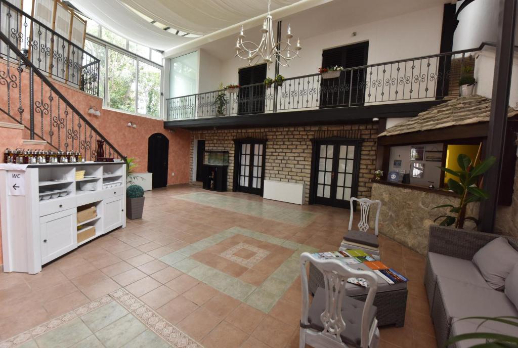 A kitchen or kitchenette at Pansion Karoca