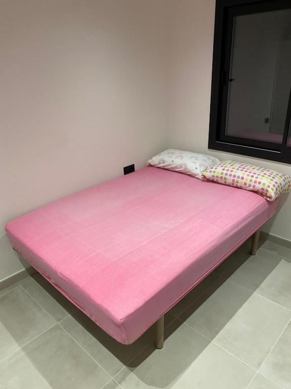a large pink bed in a room at Habitación Grande en Apartamento Compartido in Sant Boi del Llobregat