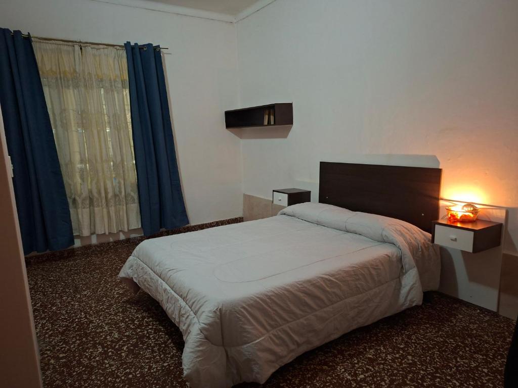 una camera da letto con un letto grande e una finestra di Amanecer en la Ciudad del vino,en pleno corazón de Mendoza a Mendoza