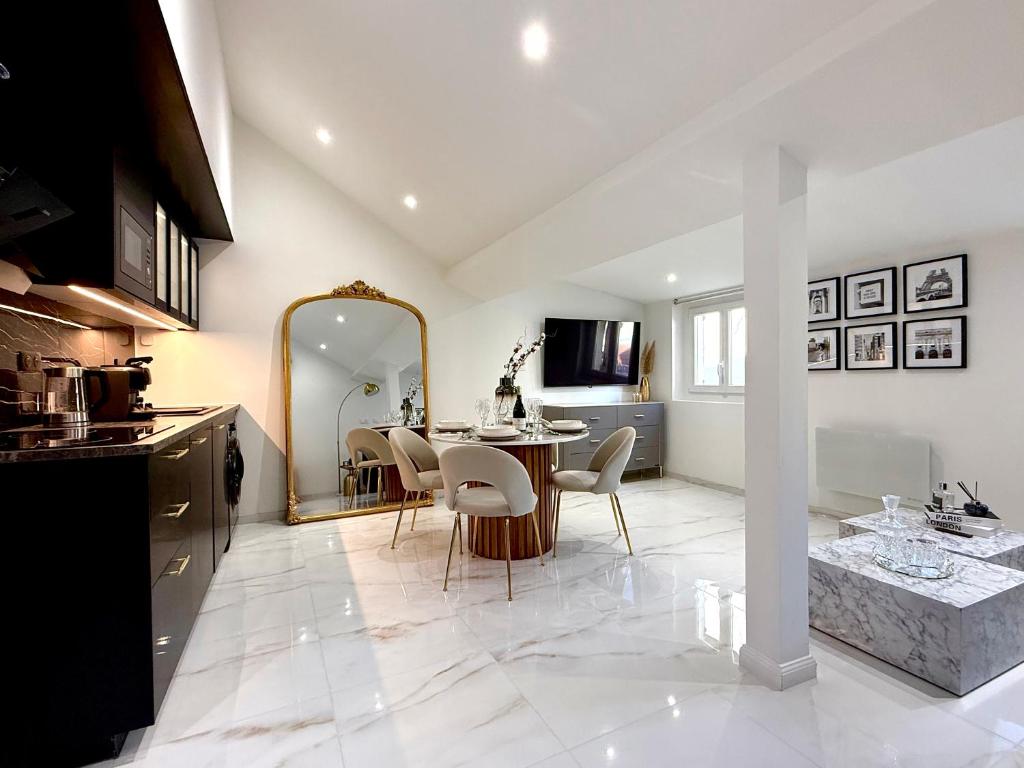 a kitchen and dining room with a table and a mirror at Le Loft Contemporain - Climatisé & Smart TV au coeur de Dijon in Dijon