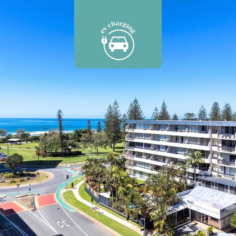 ゴールドコーストにあるHi Ho Beach Apartments on Broadbeachのホテルのバルコニーから眺める海の景色